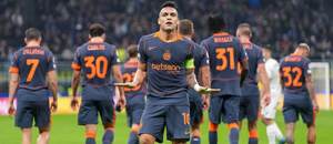 Argentínsky útočník Interu Miláno Lautaro Martínez (v popredí) sa teší z gólu v zápase svojho tímu proti Kairat Almaty v 4. kole Ligy majstrov UEFA 2025/2026, v pozadí aj ďalší hráči Interu