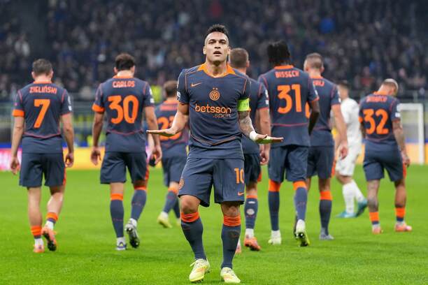 Argentínsky útočník Interu Miláno Lautaro Martínez (v popredí) sa teší z gólu v zápase svojho tímu proti Kairat Almaty v 4. kole Ligy majstrov UEFA 2025/2026, v pozadí aj ďalší hráči Interu