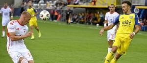 V popredí zľava obranca Ružomberka Daniel Kostl a útočník Košíc Roman Čerepkai počas zápasu FC Košice vs. MFK Ružomberok v 5. kole Niké ligy 2025/2026