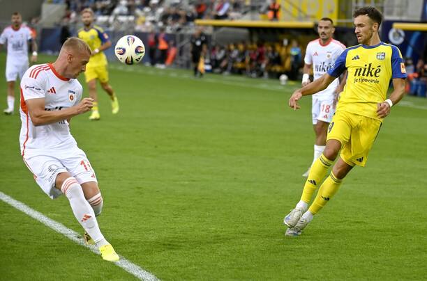 V popredí zľava obranca Ružomberka Daniel Kostl a útočník Košíc Roman Čerepkai počas zápasu FC Košice vs. MFK Ružomberok v 5. kole Niké ligy 2025/2026