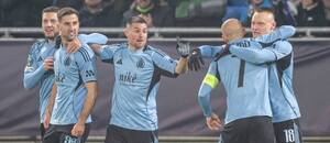 Futbalisti Slovana oslavujú gól do siete Vallecana.