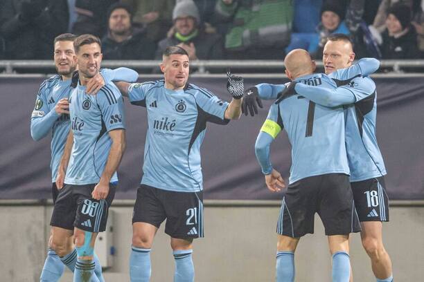 Futbalisti Slovana oslavujú gól do siete Vallecana.