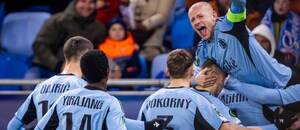 Vladimír Weiss ml. (s kapitánskou páskou) a jeho spoluhráči po góle do siete Rayo Vallecano v 4. kole Konferenčnej ligy UEFA. Zažije Slovan podobnú radosť aj na pôde KF Shkendija?