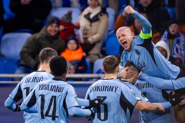 Vladimír Weiss ml. (s kapitánskou páskou) a jeho spoluhráči po góle do siete Rayo Vallecano v 4. kole Konferenčnej ligy UEFA. Zažije Slovan podobnú radosť aj na pôde KF Shkendija?