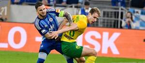 Zľava krídelník Slovana Tigran Barseghyan a obranca Žiliny Aleksandre Narimanidze počas zápasu ŠK Slovan Bratislava vs. MŠK Žilina v rámci májového 8. kola skupiny o titul v Niké lige 2024/2025