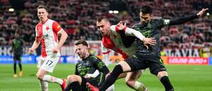 Tomáš Chorý (Slavia) bojuje o loptu s Martinom Cedidlom a Nemanjom Tekijaškim (Jablonec)