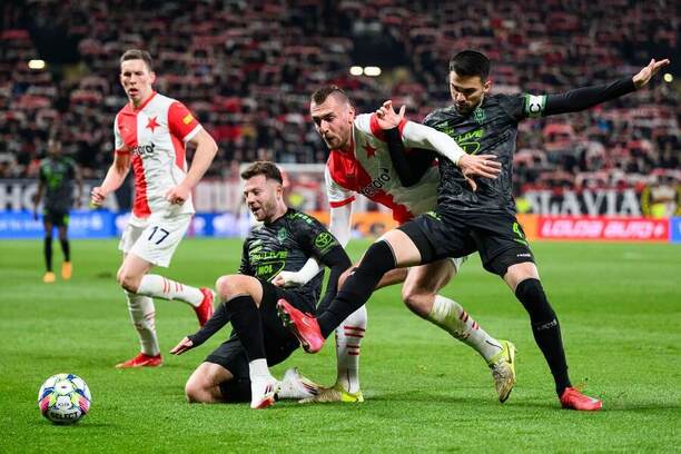 Tomáš Chorý (Slavia) bojuje o&nbsp;loptu s&nbsp;Martinom Cedidlom a&nbsp;Nemanjom Tekijaškim (Jablonec)