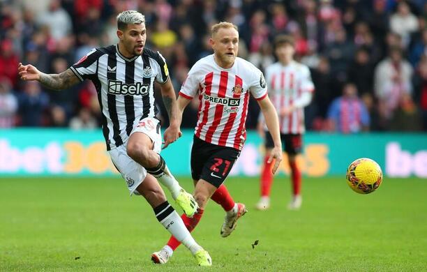 Bruno Guimaraes (Newcastle) v zápase proti Sunderlandu.