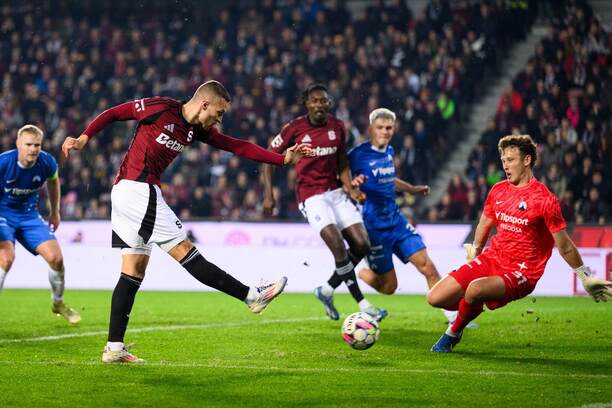 Slovenský krídelník Lukáš Haraslín (Sparta) strieľa gól v zápase proti Libercu na pražskom štadióne epet Arena v rámci októbrového 12. kola českej najvyššej ligovej súťaže v sezóne 2024/2025