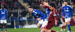 Útočník AS Rím Paulo Dybala (v tmavočervenom drese) v súboji s jedným z futbalistov Como počas zápasu Como vs. AS Rím v decembrovom 16. kole talianskej Serie A 2024/25