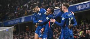 Hráči Chelsea oslavujú gól do siete Evertonu.