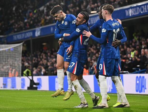 Hráči Chelsea oslavujú gól do&nbsp;siete Evertonu.