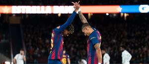 Raphinha a Lamine Yamal oslavujú gól do siete Osasuny.