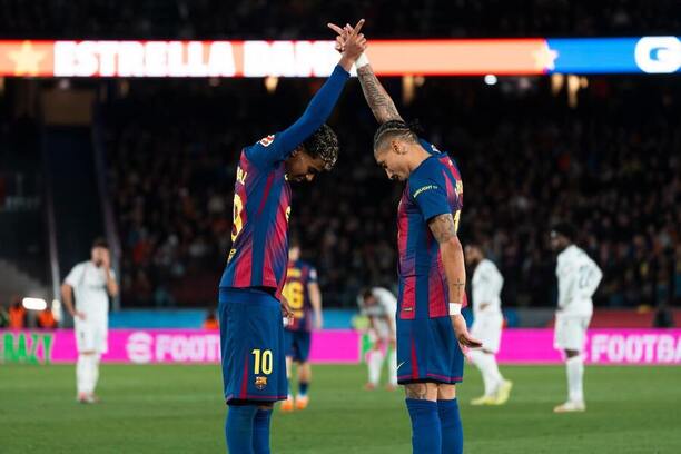 Raphinha a&nbsp;Lamine Yamal oslavujú gól do&nbsp;siete Osasuny.