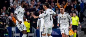 Gólová radosť hráčov Realu Madrid (zľava) Antonia Rudigera, Raula Asencia a Daniho Ceballosa v zápase s Manchestrom City v 6. kole Ligy majstrov UEFA 2025/2026
