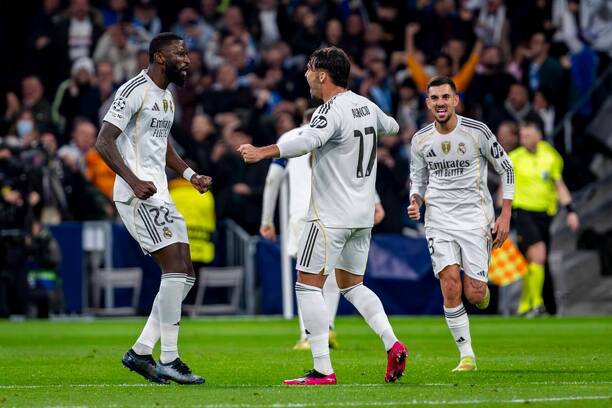 Gólová radosť hráčov Realu Madrid (zľava) Antonia Rudigera, Raula Asencia a&nbsp;Daniho Ceballosa v&nbsp;zápase s&nbsp;Manchestrom City v&nbsp;6. kole Ligy majstrov UEFA 2025/2026