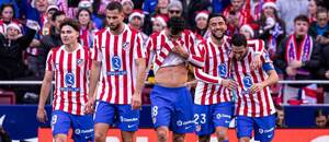 Hráči Atlética Madrid oslavujú gól v sobotňajšom zápase s Valenciou v rámci 16. kola La Ligy 2025/2026