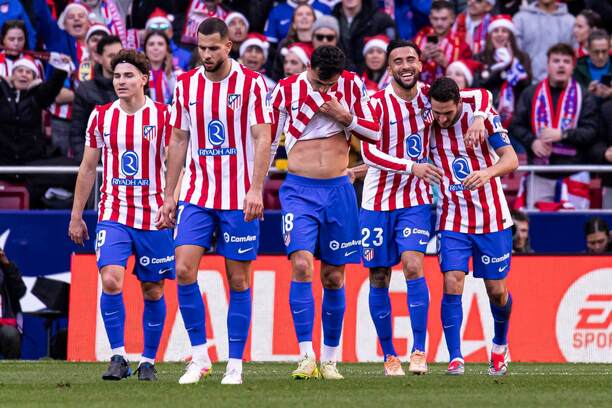 Hráči Atlética Madrid oslavujú gól v&nbsp;sobotňajšom zápase s&nbsp;Valenciou v&nbsp;rámci 16. kola La Ligy 2025/2026