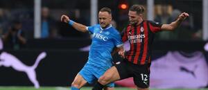 Stanislav Lobotka v súboji s Adrienom Rabiotom.