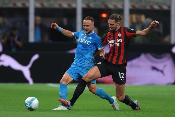 Stanislav Lobotka v&nbsp;súboji s&nbsp;Adrienom Rabiotom.