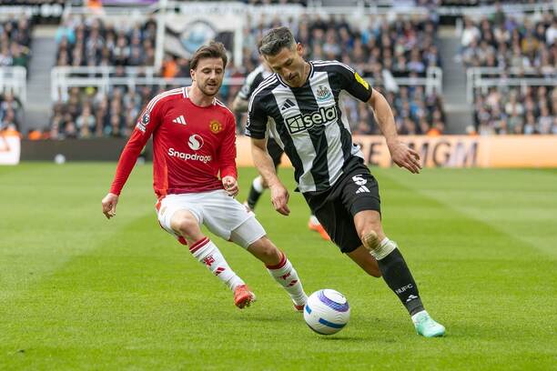 Mason Mount (Man United) a Fabian Schär (Newcastle)