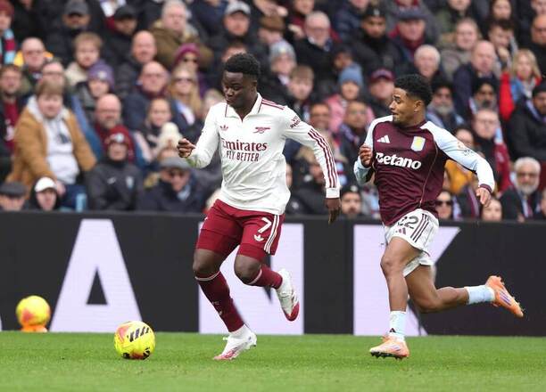 Bukayo Saka (Arsenal) a Ian Maatsen (Aston Villa)
