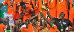 Hráči Pobrežia Slonoviny oslavujú triumf v Africkom pohári národov.