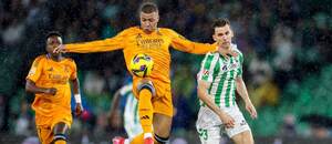 Kylian Mbappé (Real Madrid) a Diego Llorente (Betis)