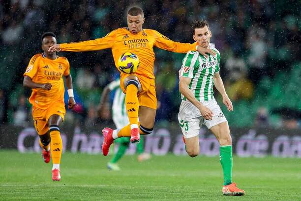 Kylian Mbappé (Real Madrid) a&nbsp;Diego Llorente (Betis)