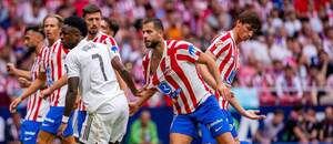 Vinicius Júnior (Real Madrid) ťahá za dres Dávida Hancka (Atlético Madrid)