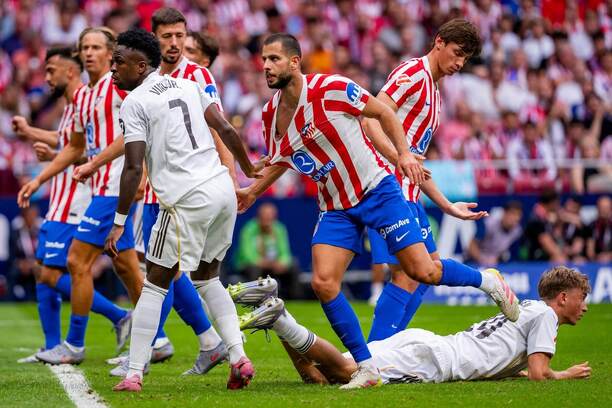 Vinicius Júnior (Real Madrid) ťahá za&nbsp;dres Dávida Hancka (Atlético Madrid)