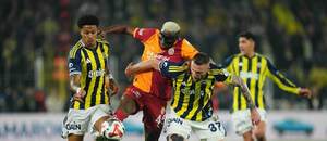 Milan Škriniar (Fenerbahce) a Victor Osimhen (Galatasaray) v súboji o loptu.