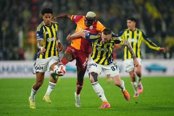 Milan Škriniar (Fenerbahce) a&nbsp;Victor Osimhen (Galatasaray) v&nbsp;súboji o&nbsp;loptu.
