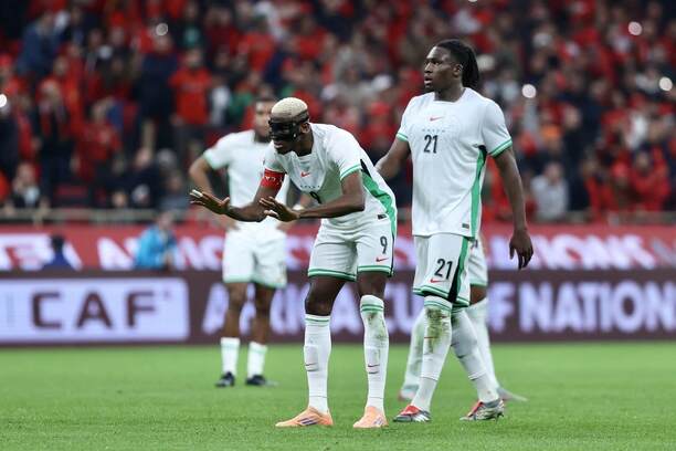 V popredí zľava nigérijský útočník Victor Osimhen a&nbsp;obranca Calvin Bassey počas semifinálového zápasu Nigéria vs. Maroko na&nbsp;Africkom pohári národov 2025