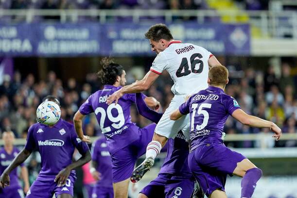 Obranca Matteo Gabbia (v bielom drese) zakončuje vo&nbsp;výskoku medzi obrancami Fiorentiny počas zápasu ACF Fiorentina vs. AC Miláno v&nbsp;7. kole talianskej Serie A 2024/2025