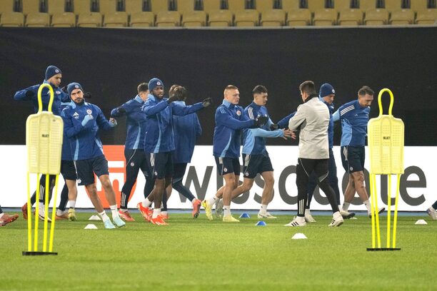 Futbalisti ŠK Slovan Bratislava počas rozcvičky pred jedným zo zápasov Konferenčnej ligy UEFA 2025/26