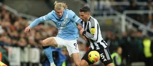 Erling Haaland (Man City) v súboji s Fabianom Schärom (Newcastle)