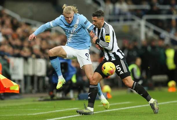 Erling Haaland (Man City) v&nbsp;súboji s&nbsp;Fabianom Schärom (Newcastle)
