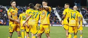 Ľavý krídelník Albacete José Carlos Lazo (uprostred) so svojimi spoluhráčmi oslavuje gól do siete CD Leganés v 2. kole Copa del Rey 2025/2026