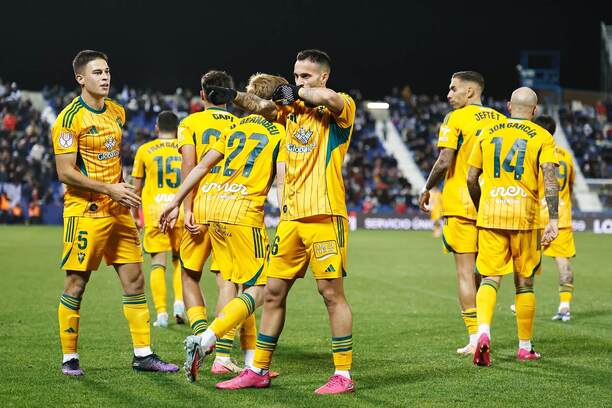 Ľavý krídelník Albacete José Carlos Lazo (uprostred) so&nbsp;svojimi spoluhráčmi oslavuje gól do&nbsp;siete CD Leganés v&nbsp;2. kole Copa del Rey 2025/2026