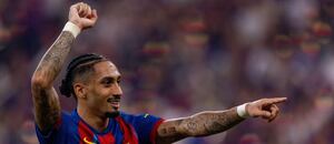 Raphinha oslavuje gól do siete Realu Madrid.