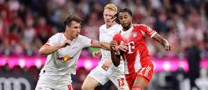 Willi Orban (Lipsko) v súboji s Michaelom Olisem (Bayern)