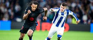Pravý obranca Barcelony Jules Koundé (vľavo) sa snaží ujsť jednému z hráčov Real Sociedad počas zápasu Real Sociedad vs. FC Barcelona v 13. kole La Ligy 2024/25