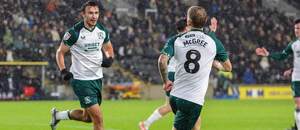 Slovenský útočník Middlesbrough David Strelec (vľavo) oslavuje svoj gól so spoluhráčom Riley McGreem v zápase proti Hull v 19. kole anglickej Championship 2025/26