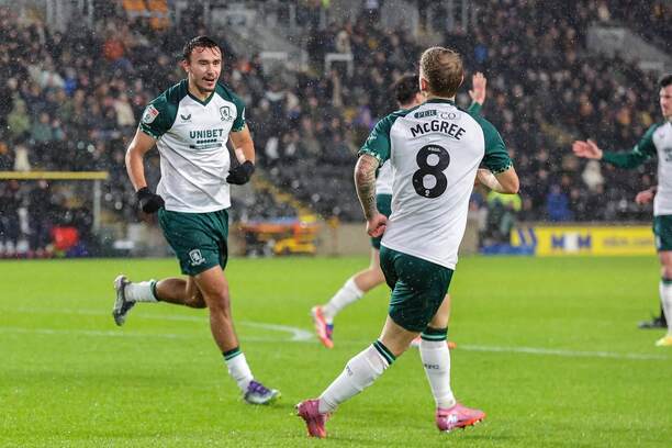 Slovenský útočník Middlesbrough David Strelec (vľavo) oslavuje svoj gól so&nbsp;spoluhráčom Riley McGreem v&nbsp;zápase proti Hull v&nbsp;19. kole anglickej Championship 2025/26