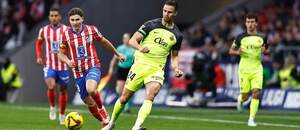 V popredí zľava útočník Atlética Madrid Julián Alvarez a slovenský obranca Martin Valjent počas zápasu Atlético Madrid vs. RCD Mallorca v 22. kole španielskej La Ligy 2024/25