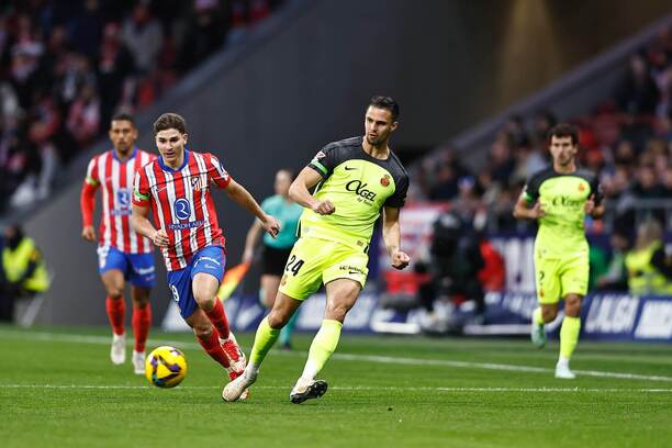 V popredí zľava útočník Atlética Madrid Julián Alvarez a&nbsp;slovenský obranca Martin Valjent počas zápasu Atlético Madrid vs. RCD Mallorca v&nbsp;22. kole španielskej La Ligy 2024/25