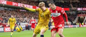 Slovenský útočník David Strelec v službách Middlesbrough (vpravo) a obranca George Pratt z Blackburnu v súboji o loptu počas zápasu Middlesbrough FC vs. Blackburn Rovers v 23. kole anglickej Championship 2025/2026