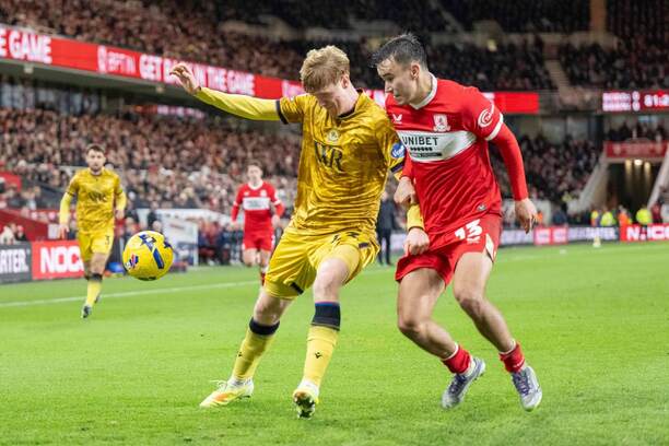 Slovenský útočník David Strelec v&nbsp;službách Middlesbrough (vpravo) a&nbsp;obranca George Pratt z&nbsp;Blackburnu v&nbsp;súboji o&nbsp;loptu počas zápasu Middlesbrough FC vs. Blackburn Rovers v&nbsp;23. kole anglickej Championship 2025/2026