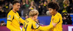 Hráči Dortmundu sa tešia v zápase proti v Villarrealu v 5. kole Ligy majstrov UEFA, zľava Felix Nmecha, Daniel Svensson a Karim Adeyemi